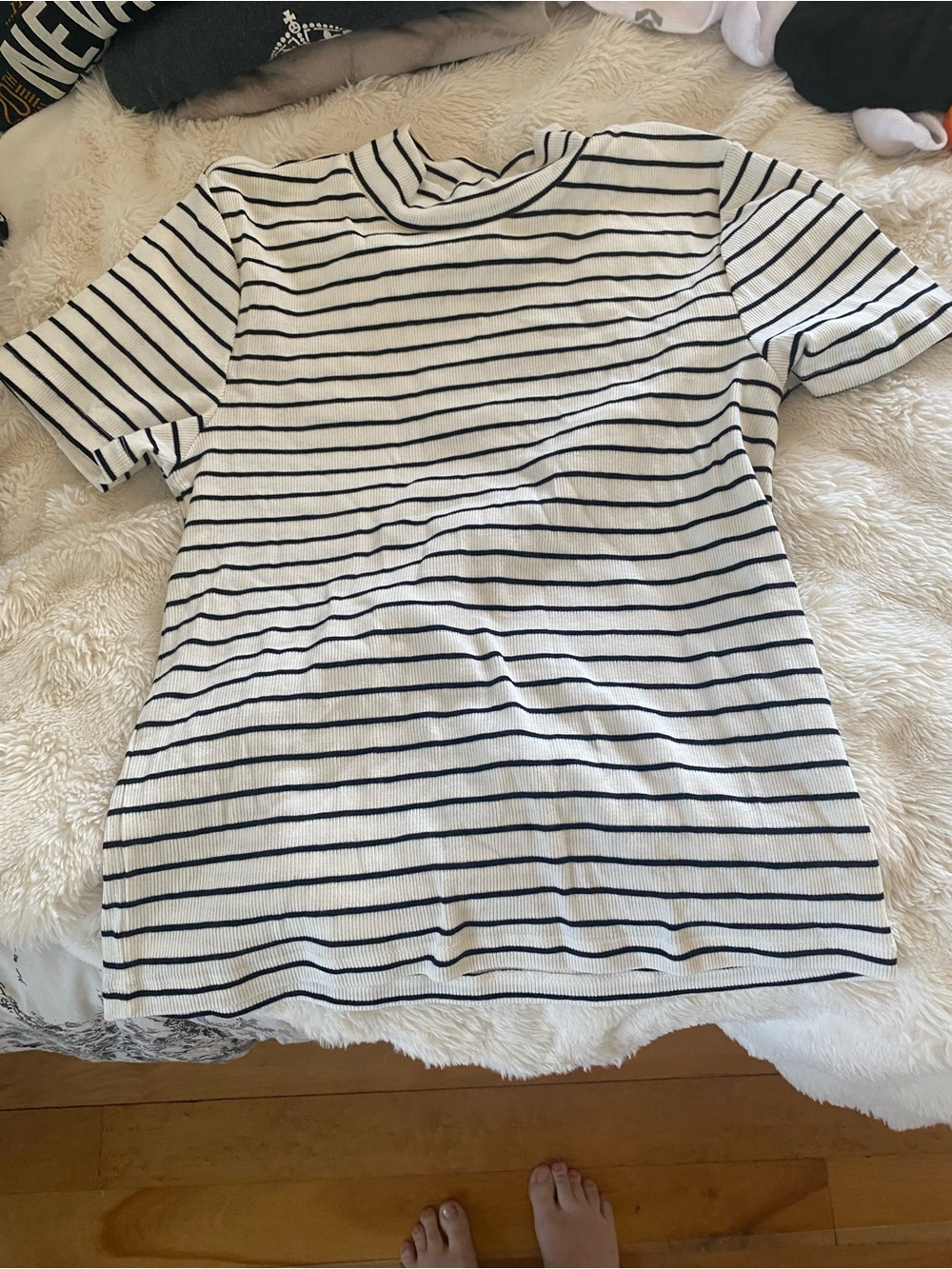 GAP White and black Striped Short Sleeve mock neck Knit Top never worn